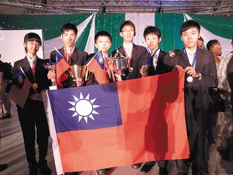 台灣參加2010國際國中科學奧林匹亞競賽，參賽學生由左至右為黃以瑄、黃凱祺、黃泓睿、劉昱廷、楊庭霽、白植竣。